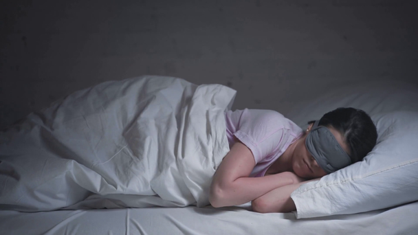 mujer disgustada con insomnio en la máscara ocular
  - Imágenes, Vídeo