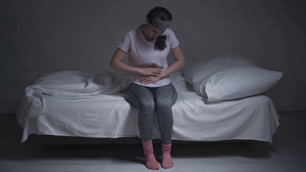 sfrustrowana kobieta z bólem brzucha w domu - Materiał filmowy, wideo