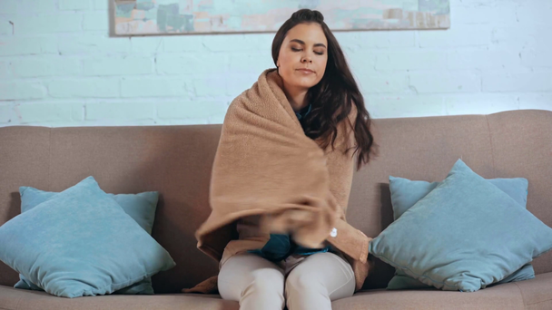 žena pokrývající s dekou v obývacím pokoji  - Záběry, video