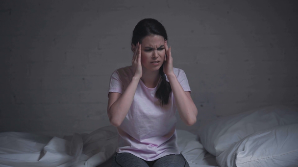 mujer joven despierta que tiene dolor de cabeza en la noche
 - Metraje, vídeo