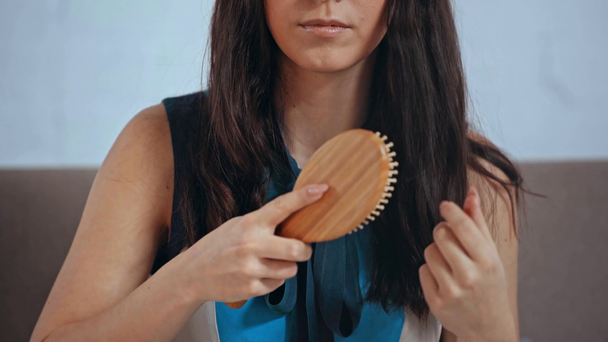 bijgesneden uitzicht van overstuur vrouw borstelen haar  - Video