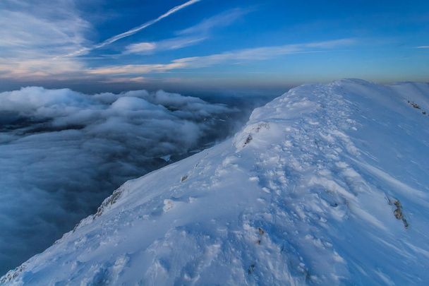 winter mountain landscape. Piatra Craiului Mountains, Romania - Foto, Imagen