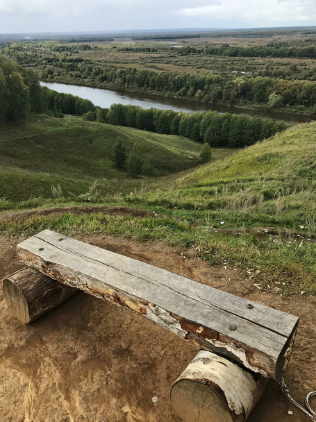 Blick auf das Tal des Flusses Kljasma vom Lysa-Gebirge in der Nähe von Gorochowez, Russland. - Foto, Bild
