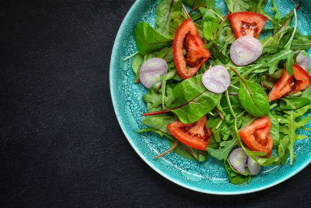 gesunder Salat, Blättermischsalat (Mikrogemüse, Gurken, Tomaten, Zwiebeln, andere Zutaten mischen). Lebensmittel-Hintergrund. Kopierraum - Foto, Bild