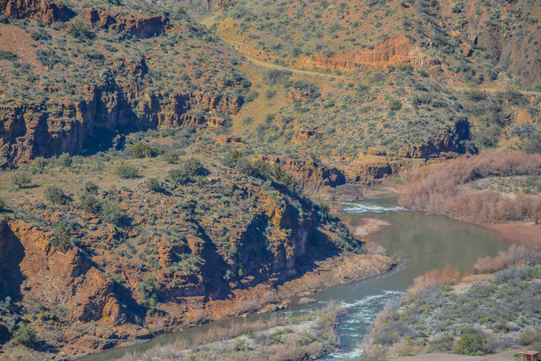 アリゾナ州トン国有林のジラ郡にあるソルトレバーキャニオンの風景美 - 写真・画像