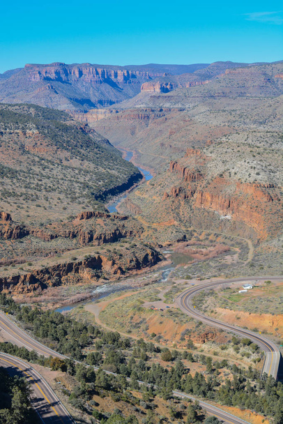 Malownicze piękno kanionu Salt River w hrabstwie Gila, Puszcza Narodowa Tonto, Arizona Usa - Zdjęcie, obraz
