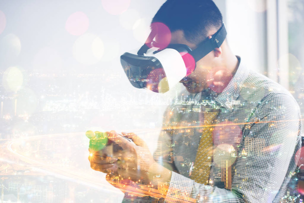 Молодые бизнесмены в очках VR играют в игры в рабочее время.
. - Фото, изображение