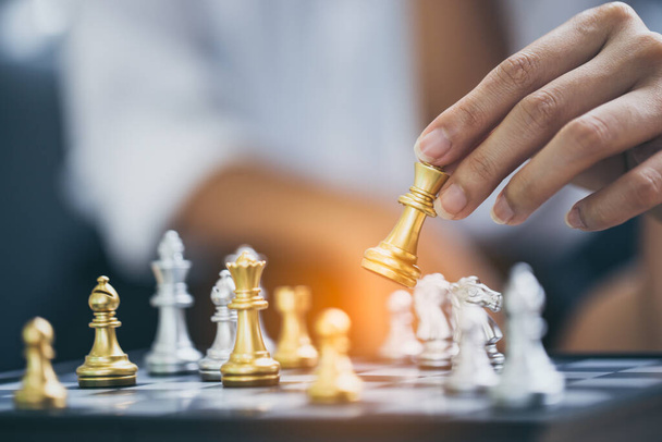 рука ділової жінки, яка рухає шахову фігуру в змаганнях успіху гри. стратегія, управління або концепція лідерства
. - Фото, зображення