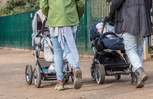 junge Mütter mit Kinderwagen - Foto, Bild