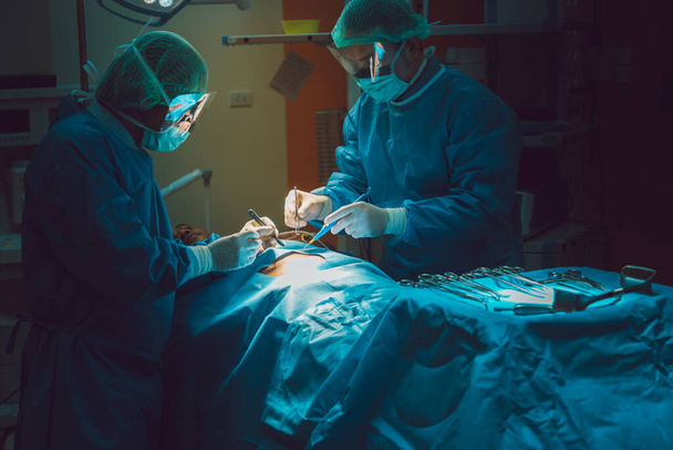 Operacja lekarza w sali operacyjnej w koncepcji szpitala dla reklamy ubezpieczeniowej.Zespół medyczny Wykonywanie operacji chirurgicznych w nowoczesnej sali operacyjnej - Zdjęcie, obraz