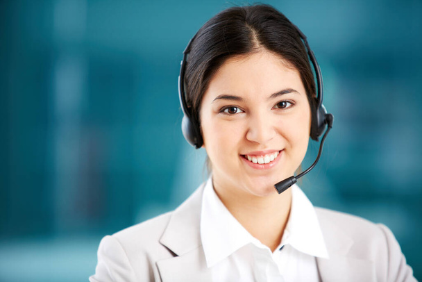Portrait of a young customer support representative consulting the client - Foto, imagen