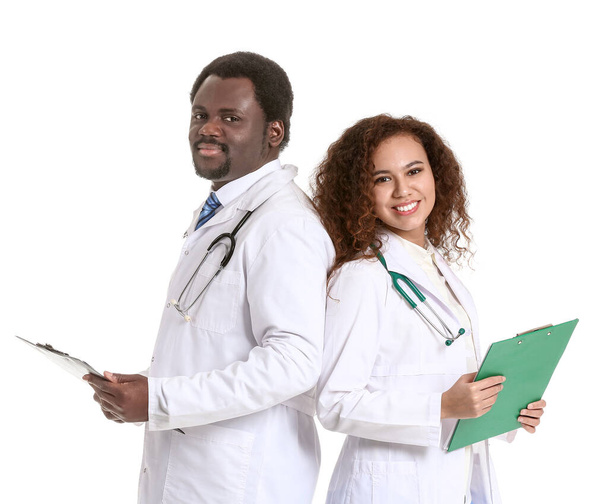 Beyaz arka planda Afro-Amerikalı doktorlar - Fotoğraf, Görsel