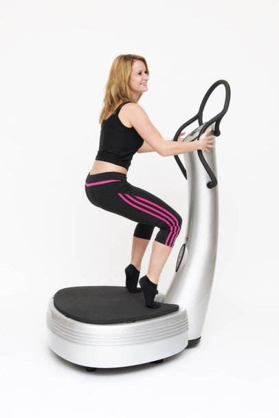 jovem mulher se exercitando na placa de alimentação - Foto, Imagem