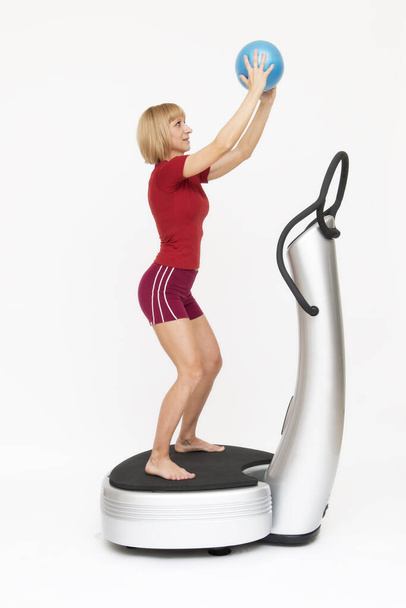 young trainer shows exercises on the power plate - Fotoğraf, Görsel
