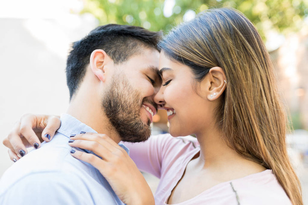 Nahaufnahme von lächelnden Freund und Freundin küssen - Foto, Bild
