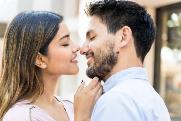 Closeup of smiling Hispanic boyfriend and girlfriend on date - Foto, imagen