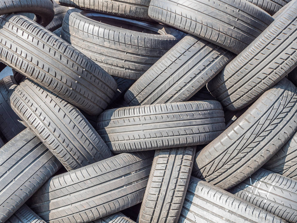 reciclar neumáticos usados con caucho - Foto, imagen