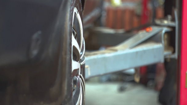 Hydraulisch platform laat een auto in de garage in de steek. Auto service, reparatie en onderhoud - Video