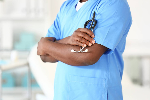 mężczyzna Afroamerykanin pielęgniarka z stetoskopem w klinice - Zdjęcie, obraz