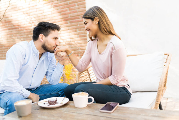 latin homme baisers main de copine tandis que assis à café pendant la date
 - Photo, image