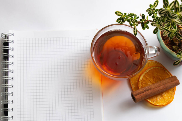 carnet et tasse de thé chaud sur fond blanc
 - Photo, image