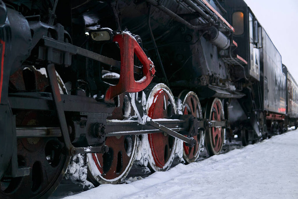 roues motrices d'une vieille locomotive à vapeur debout sur des rails en w
 - Photo, image