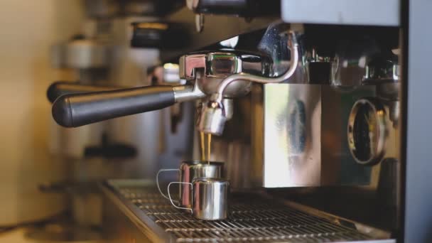 Kávéfőzés kávéfőző géppel egy kávézóban. - Felvétel, videó