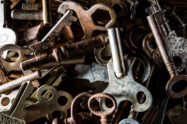 Un montón de llaves oxidadas vista de cerca
 - Foto, Imagen