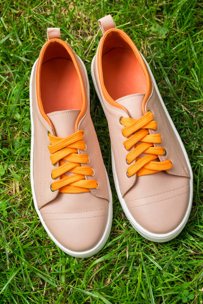 zapatos ligeros cordones de zapatos amarillos
 - Foto, imagen