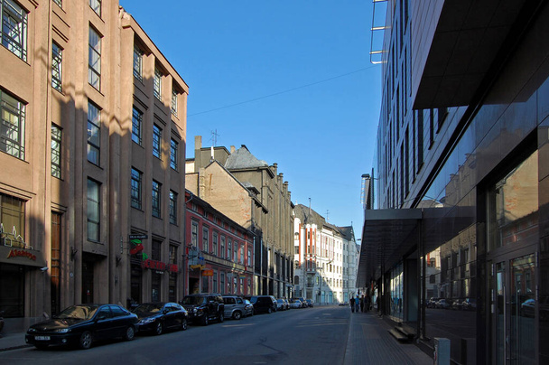 RIGA, LATVIA - 25 DE ABRIL DE 2019: Vista a la calle Dzirnavu (Dzirnavu iela) en el centro de Riga
 - Foto, imagen