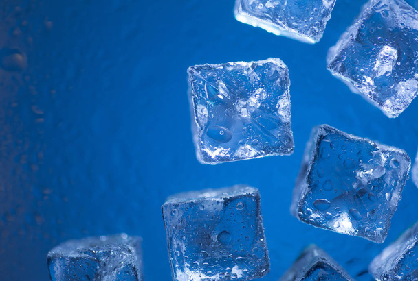 ice cubes on blue background - Foto, afbeelding