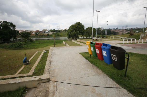 lixeiras em favela revitalizada
 - Foto, Imagem