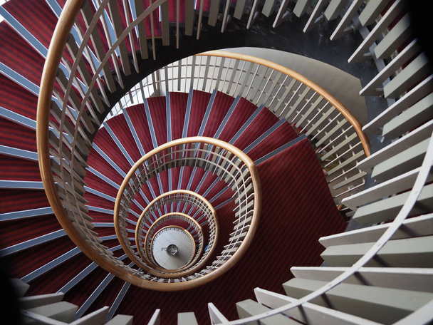 lenézve egy spirális lépcsőn felülről  - Fotó, kép