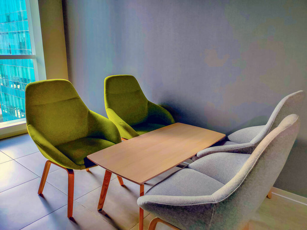 Imagen de cuatro sillas con una mesa utilizada para la reunión en la empresa de tecnología de la información
 - Foto, Imagen