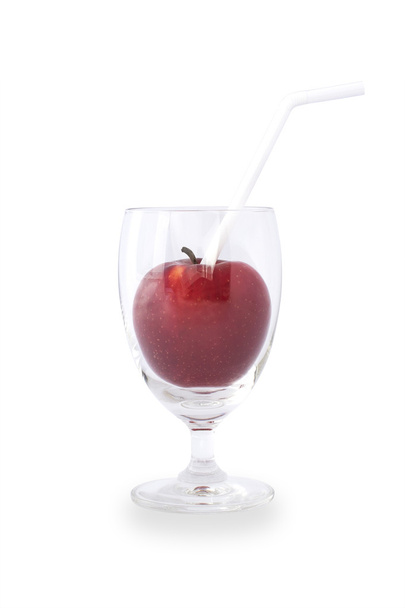 Tuore ja maukas omena valkoisella pohjalla eristetyssä lasissa
 - Valokuva, kuva