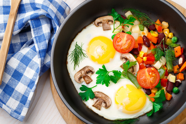 Fried eggs in a pan with vegetables - Foto, immagini