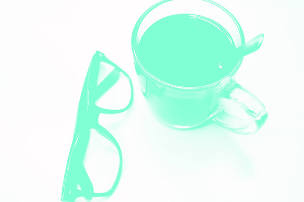 brýle a kávu na bílém pozadí. Aqua Menthe. - Fotografie, Obrázek