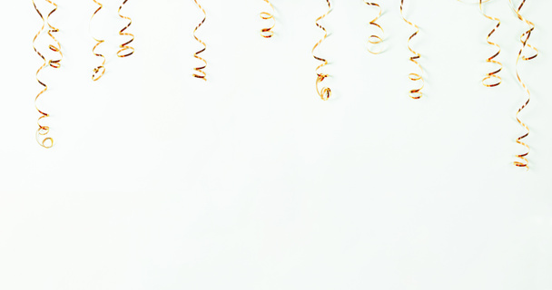 Zlatý hadovitý odizolovaný na světlém pozadí, prapor. Rekreační dekorace pro večírky, narozeniny, přání na uvítanou s kopírkou - Fotografie, Obrázek