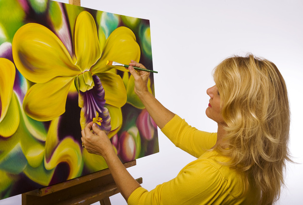 Artista feminina pintando orquídeas de dendrobium
 - Foto, Imagem