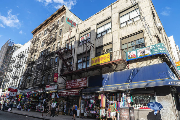 Straße mit vielen Geschäften in New York City, USA - Foto, Bild