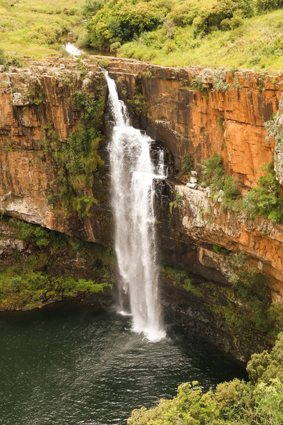 водопад в каньонах с пресной водой, текущей вниз
 - Фото, изображение