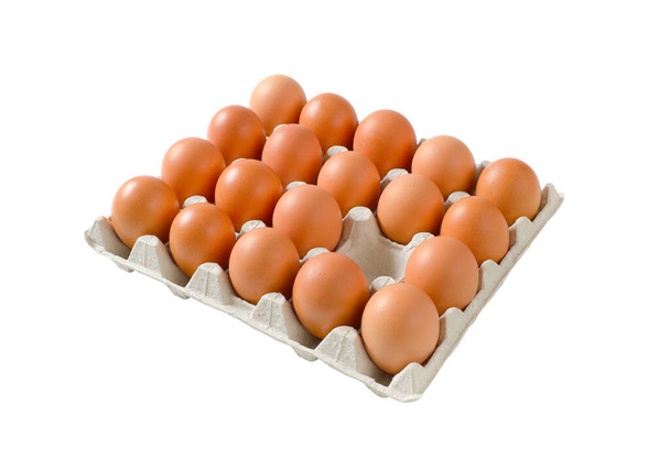 Čerstvě hnědá vejce v papírové krabičce izolované na bílém - Fotografie, Obrázek