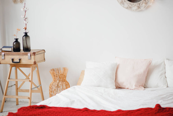 Minimalizm İskandinav tarzı yatak odası, beyaz duvarlı çamaşır sepeti. - Fotoğraf, Görsel