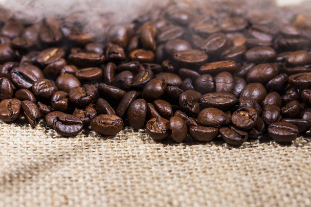 Granos de café sobre fondo de arpillera - Foto, imagen