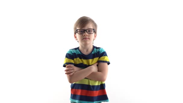 stúdió portré egy komoly fiúról fehér háttérrel. első osztályos szemüveggel - Felvétel, videó