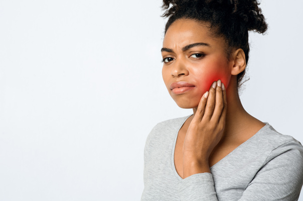 Triste donna nera con problemi di denti saggi
 - Foto, immagini