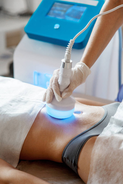 Hardware cosmetology. Body care. Spa treatment. Ultrasound cavitation body contouring treatment. Woman getting anti - Fotografie, Obrázek