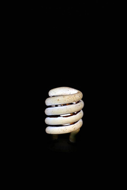 Karanlıkta yanan eski bir ampul - Fotoğraf, Görsel