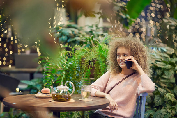 Jeune femme au repos dans un café
 - Photo, image