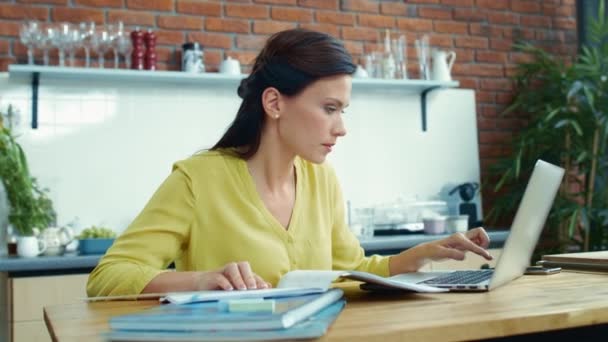 Mujer de negocios trabajando con informe financiero. Chica contable verificando errores - Imágenes, Vídeo
